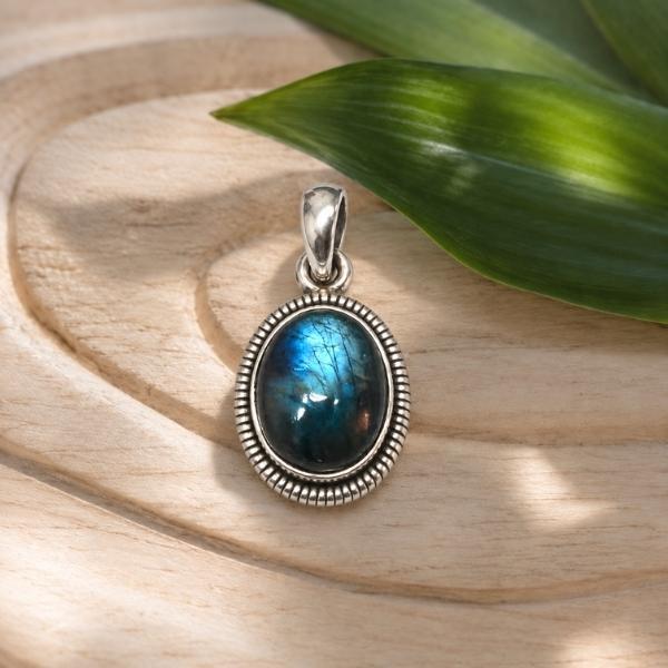 PENDENTE TONDO CORNICE A FILO LAVORATO CON PIETRA CABOCHON LABRADORITE E ARGENTO 925