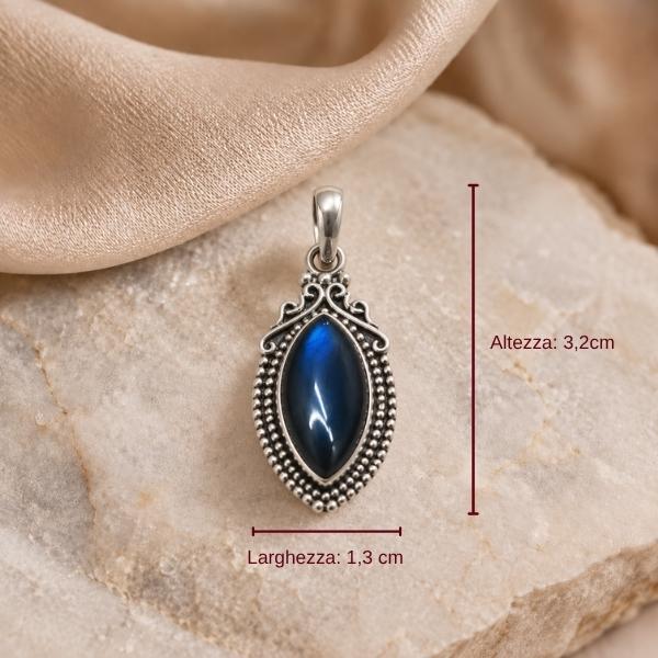 PENDENTE ELLISSE CORNICE LAVORATA CON PIETRA CABOCHON LABRADORITE E ARGENTO 925