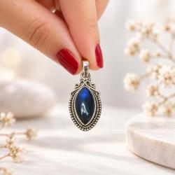 PENDENTE ELLISSE CORNICE LAVORATA CON PIETRA CABOCHON LABRADORITE E ARGENTO 925