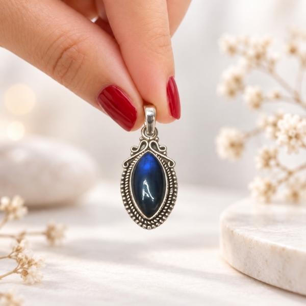 PENDENTE ELLISSE CORNICE LAVORATA CON PIETRA CABOCHON LABRADORITE E ARGENTO 925