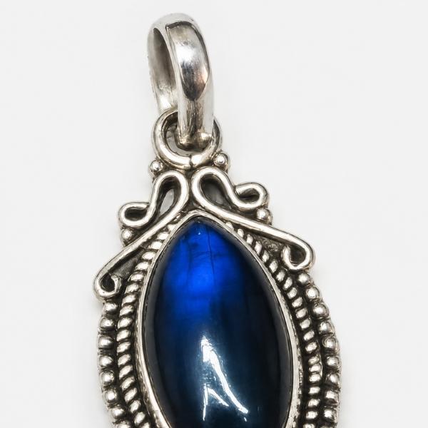 PENDENTE ELLISSE CORNICE LAVORATA CON PIETRA CABOCHON LABRADORITE E ARGENTO 925