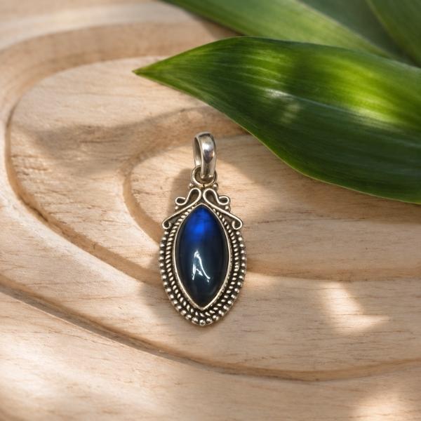 PENDENTE ELLISSE CORNICE LAVORATA CON PIETRA CABOCHON LABRADORITE E ARGENTO 925