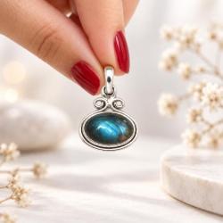 PENDENTE OVALE ORIZZONTALE A FILO LISCIA CON PIETRA CABOCHON LABRADORITE E ARGENTO 925