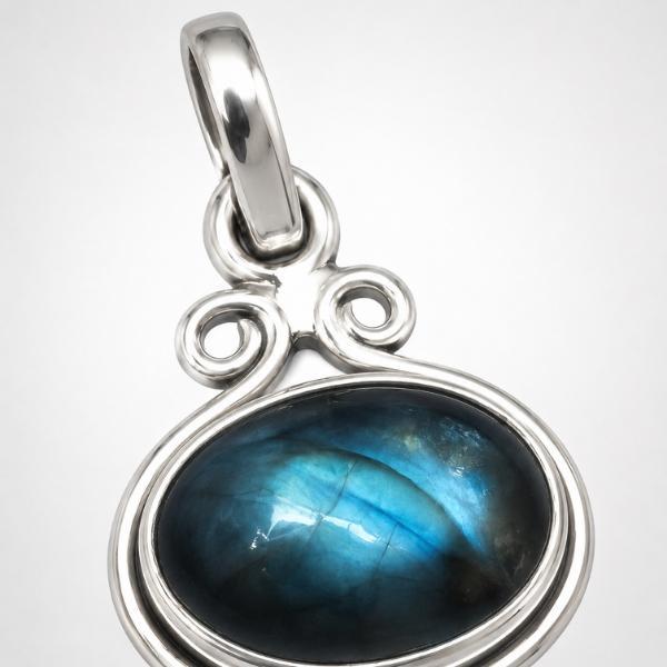 PENDENTE OVALE ORIZZONTALE A FILO LISCIA CON PIETRA CABOCHON LABRADORITE E ARGENTO 925