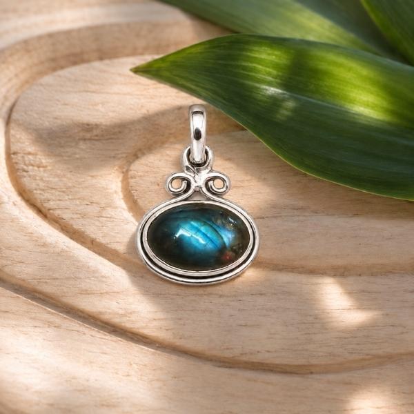 PENDENTE OVALE ORIZZONTALE A FILO LISCIA CON PIETRA CABOCHON LABRADORITE E ARGENTO 925