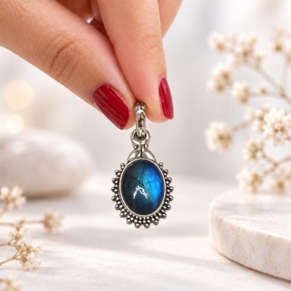 PENDENTE OVALE CORNICE PUNTINATA CON PIETRA CABOCHON LABRADORITE E ARGENTO 925