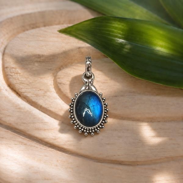 PENDENTE OVALE CORNICE PUNTINATA CON PIETRA CABOCHON LABRADORITE E ARGENTO 925