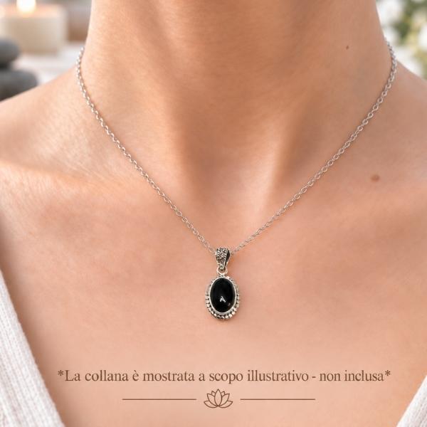 PENDENTE OVALE CORNICE PUNTINATA CON PIETRA CABOCHON OSSIDIANA NERA  E ARGENTO 925