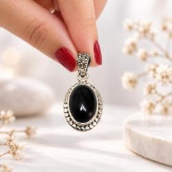 PENDENTE OVALE CORNICE PUNTINATA CON PIETRA CABOCHON OSSIDIANA NERA  E ARGENTO 925