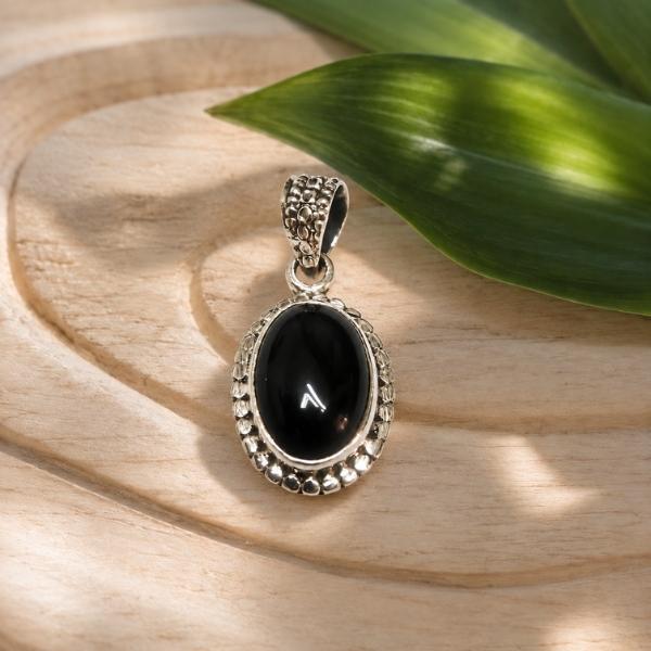 PENDENTE OVALE CORNICE PUNTINATA CON PIETRA CABOCHON OSSIDIANA NERA  E ARGENTO 925