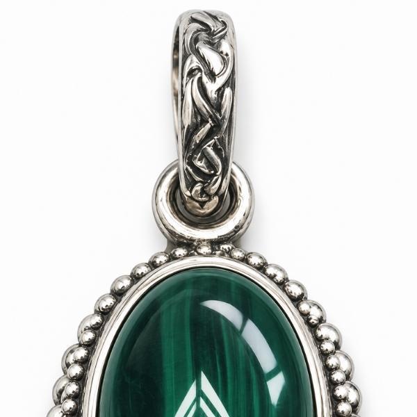 PENDENTE OVALE CORNICE PUNTINATA CON PIETRA CABOCHON MALACHITE  E ARGENTO 925