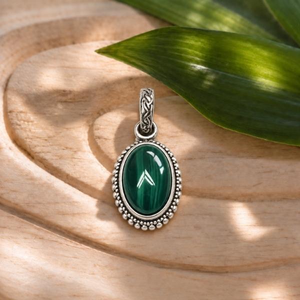 PENDENTE OVALE CORNICE PUNTINATA CON PIETRA CABOCHON MALACHITE  E ARGENTO 925