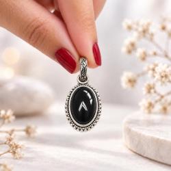 PENDENTE OVALE CORNICE PUNTINATA CON PIETRA CABOCHON TORMALINA  NERA  E ARGENTO 925