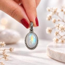 PENDENTE OVALE CORNICE PUNTINATA CON PIETRA CABOCHON ADULARIA  E ARGENTO 925