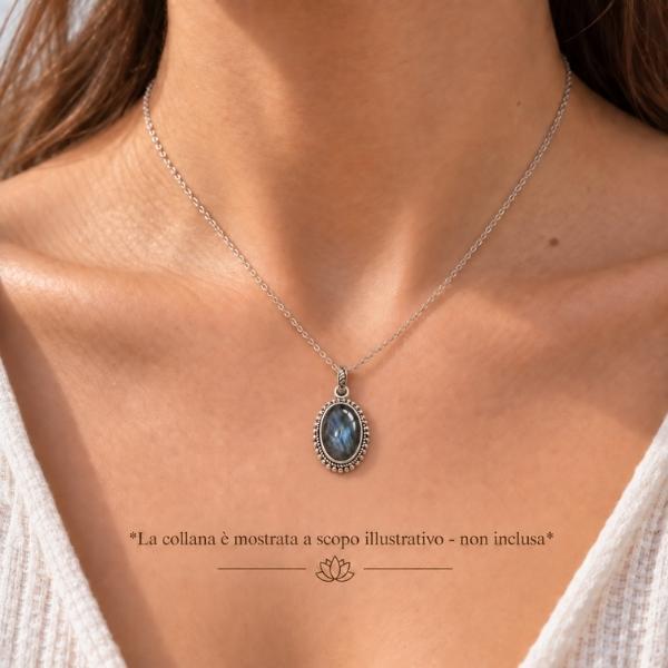 PENDENTE OVALE CORNICE PUNTINATA CON PIETRA CABOCHON LABRADORITE  E ARGENTO 925