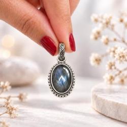 PENDENTE OVALE CORNICE PUNTINATA CON PIETRA CABOCHON LABRADORITE  E ARGENTO 925