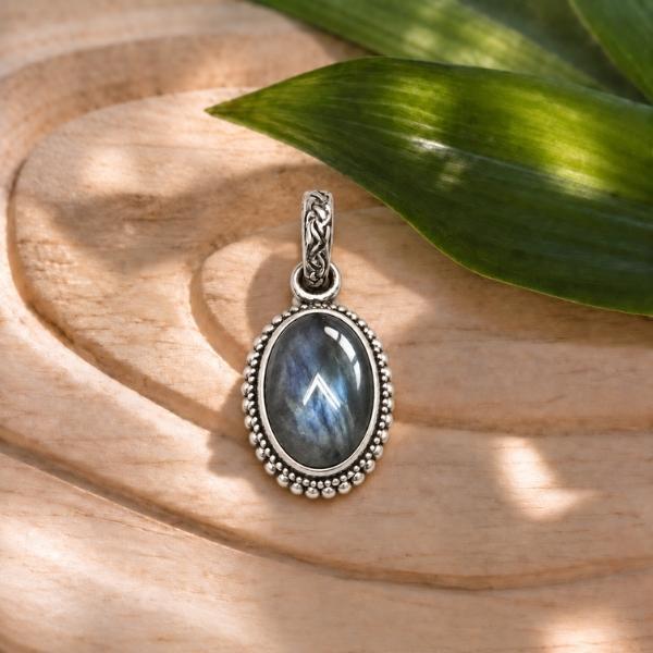 PENDENTE OVALE CORNICE PUNTINATA CON PIETRA CABOCHON LABRADORITE  E ARGENTO 925