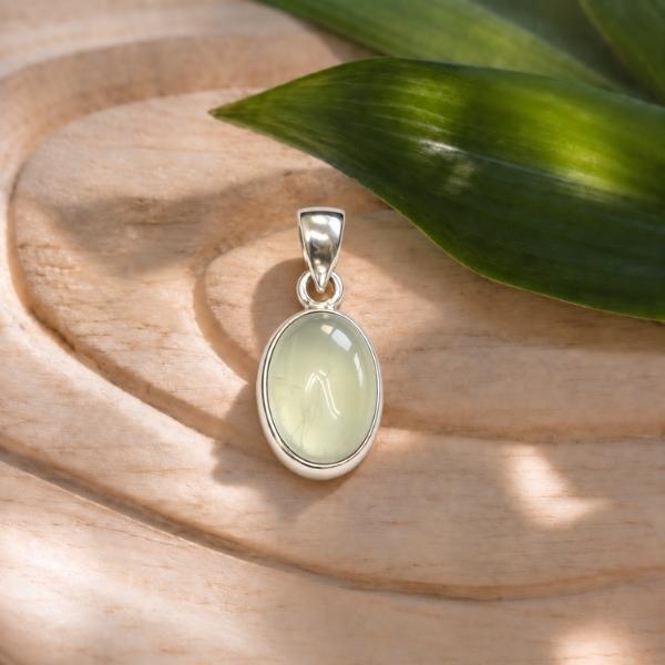 PENDENTE OVALE MINIMAL CON PIETRA CABOCHON PREHNITE  E ARGENTO 925