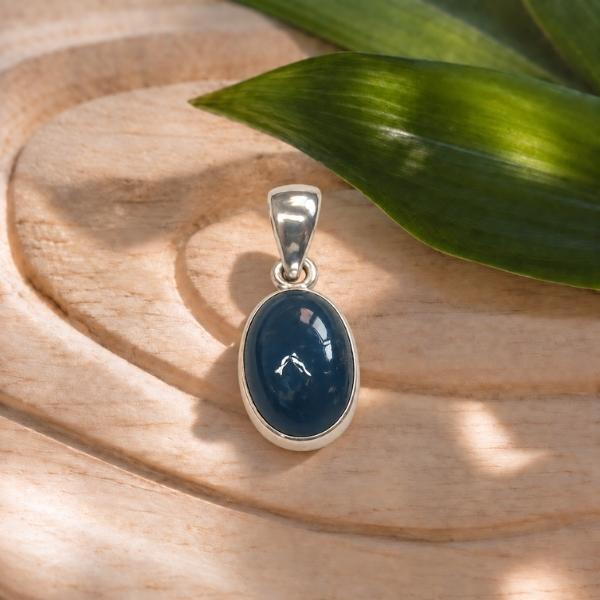 PENDENTE OVALE MINIMAL CON PIETRA CABOCHON APATITE BLU  E ARGENTO 925