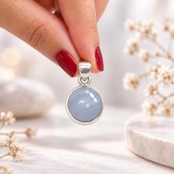 PENDENTE TONDO  MINIMAL CON PIETRA CABOCHON CALCEDONIO  E ARGENTO 925