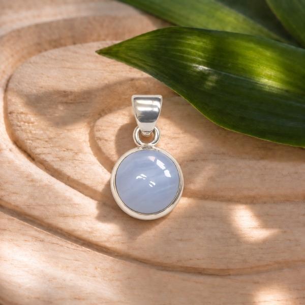 PENDENTE TONDO  MINIMAL CON PIETRA CABOCHON CALCEDONIO  E ARGENTO 925
