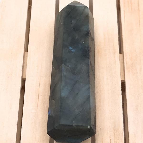 PIETRA LABRADORITE  PROPRIETÀ, SIGNIFICATO E USI IN CRISTALLOTERAPIA