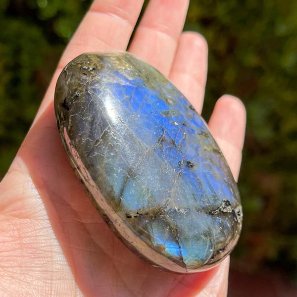 PIETRA LABRADORITE  PROPRIETÀ, SIGNIFICATO E USI IN CRISTALLOTERAPIA 