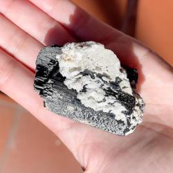 PIETRA TORMALINA NERA PROPRIETÀ, SIGNIFICATO E USI IN CRISTALLOTERAPIA