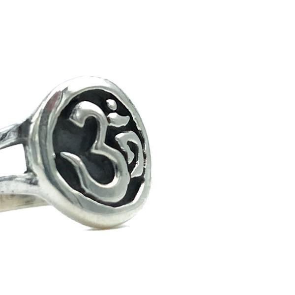 ANELLO CHEVALIER ROTONDO SIMBOLO OM ARGENTO 925 