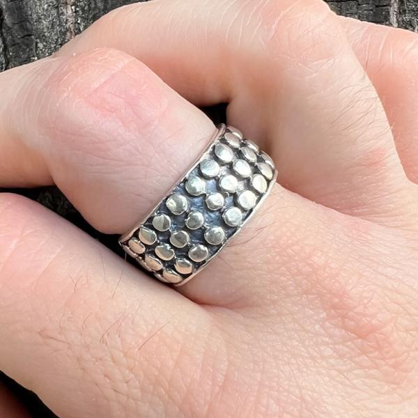 ANELLO FASCIA ALTA PUNTINATA A RILIEVO UNISEX ARGENTO 925