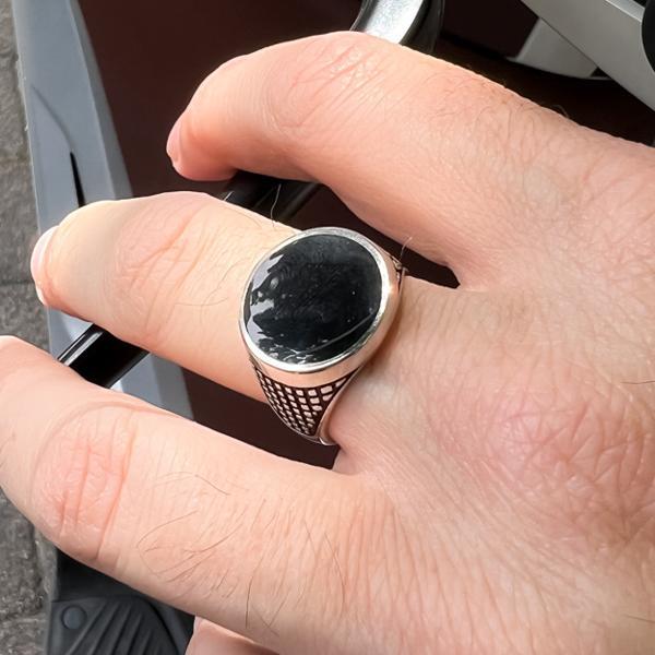 ANELLO CHEVALIER ROTONDO PUNTINATO SMALTATO NERO ARGENTO 925