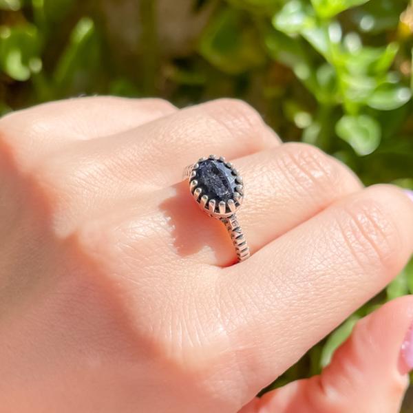 ANELLO SOLITARIO INCISIONI LATERALI GEMMA RADICE DI ZAFFIRO SCURA ARGENTO 925