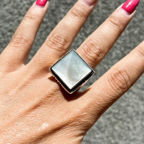 ANELLO SCUDO QUADRATO PIETRA NATURALE MADREPERLA ARGENTO 925 