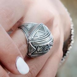 ANELLO TRIBAL CUPOLA STILE TUAREG INCISIONI TRIBALI ARGENTO 925