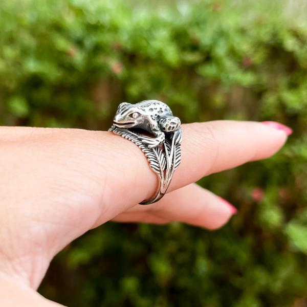 ANELLO FROG FASCIA RANA TRIDIMENSIONALE SU FOGLIE ARGENTO 925