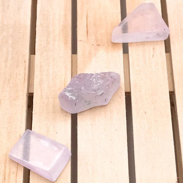 KUNZITE ROUGH  MINI PIETRA GREZZA NATURALE DI CIRCA 1 GRAMMO E MEZZO  