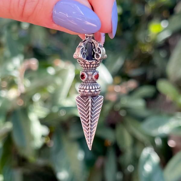 CIONDOLO PHURBA PENDENTE PUGNALE TIBETANO ELEFANTI GEMME NATURALI GRANATO ARGENTO 925