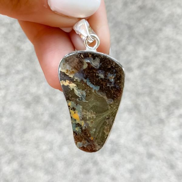 CIONDOLO MINIMAL PENDENTE ASIMMETRICO OPALE BOULDER NATURALE ARGENTO 925