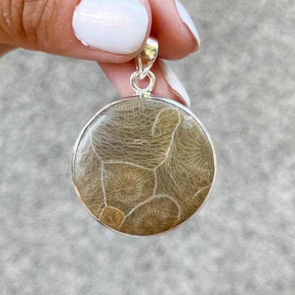 CIONDOLO MINIMAL PENDENTE ROTONDO PETOSKEY CORALLO FOSSILE ARGENTO 925
