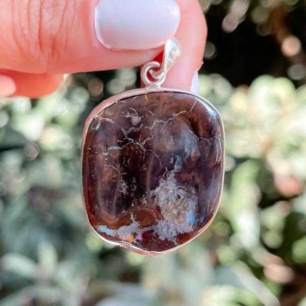 CIONDOLO MINIMAL PENDENTE ASIMMETRICO OPALE BOULDER NATURALE ARGENTO 925