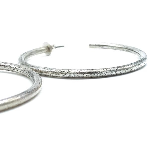 ORECCHINI MATERICI CERCHIO TUBOLARE MARTELLATO ARGENTO 925