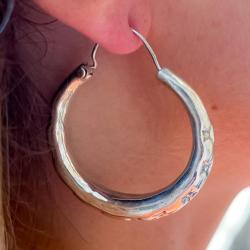 ORECCHINI ROCK CHIC CERCHIO BOMBATI SAGOMATI INCISIONI ARGENTO 925