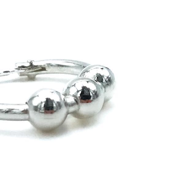 MONO ORECCHINO CERCHIO SFERE CENTRALI ARGENTO 925