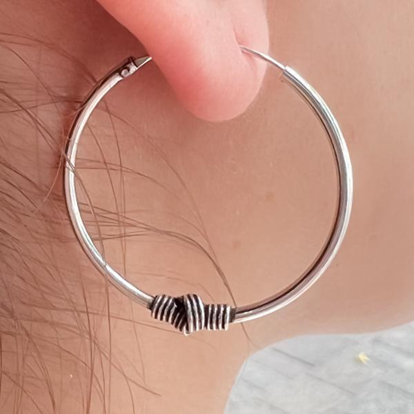 MONO ORECCHINO ETNICO CERCHIO BOMBATO MODANATURA NODO CENTRALE UNISEX ARGENTO 925