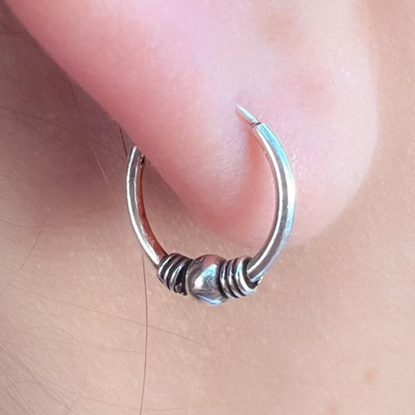 MONO ORECCHINO ETNICO CERCHIETTO SFERA CENTRALE SPIRALI CHIUSURA SCOMPARSA UNISEX ARGENTO 925