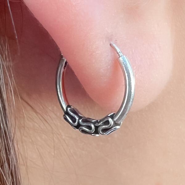 MONO ORECCHINO ETNICO CERCHIETTO BOMBATO  MODANATURE CHIUSURA SCOMPARSA UNISEX ARGENTO 925