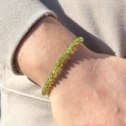 BRACCIALE ENERGETICO ELASTICO UNISEX SFERE PERIDOTO REGOLABILE 