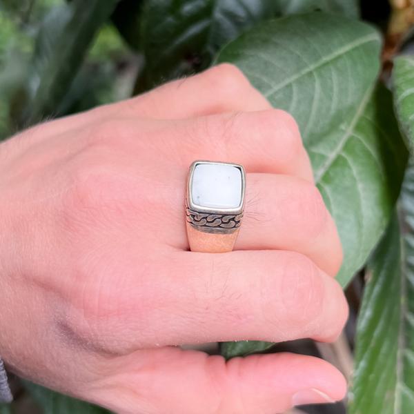 ANELLO CHEVALIER QUADRATO PIETRA PIATTA HOWLITE BIANCA CORNICE CATENA ARGENTO 925